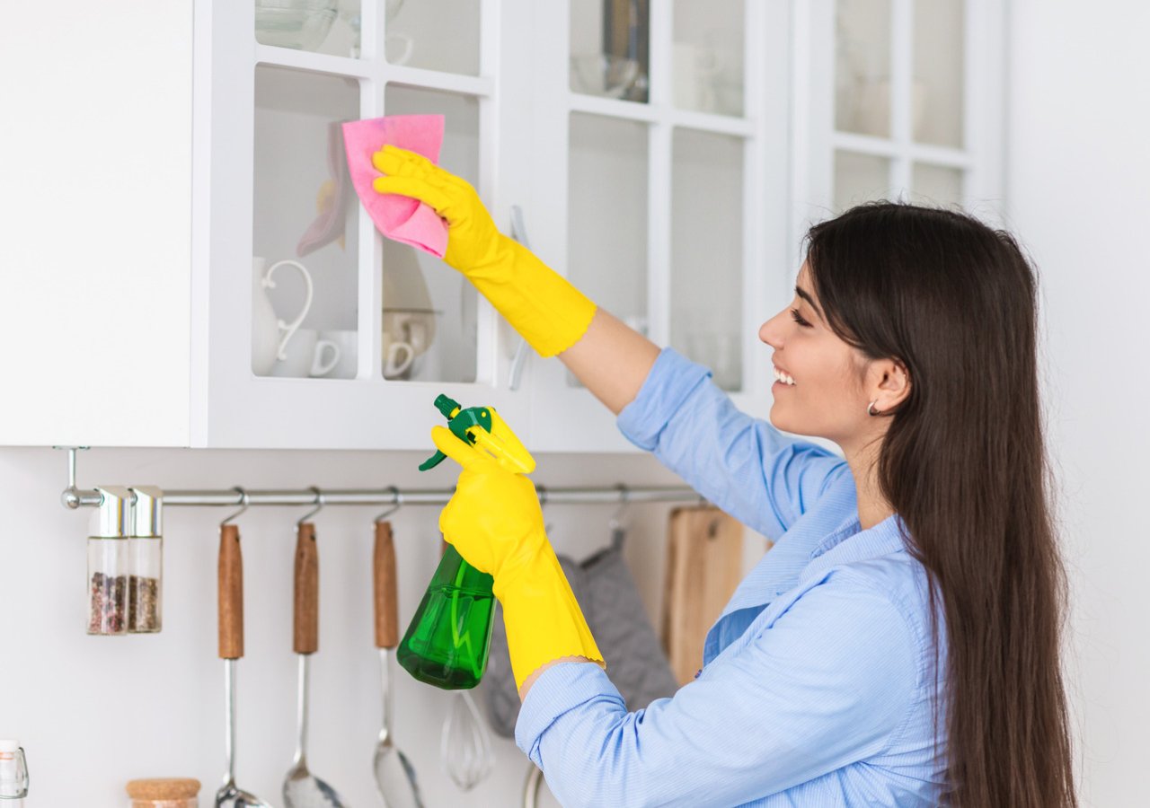 Professional kitchen deep cleaning in a New Jersey home before the holidays